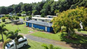 uma vista aérea de um parque de caravanas com uma carrinha estacionada em frente em Tolga Caravan Park em Tolga