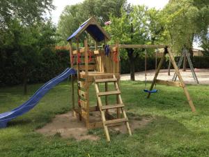 Aire de jeux pour enfants de l'établissement Room in Holiday house - Apartment in Farmhouse