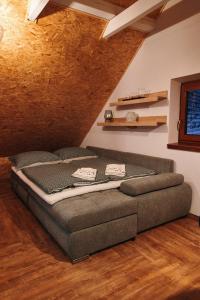سرير أو أسرّة في غرفة في GARAGE Harrachov