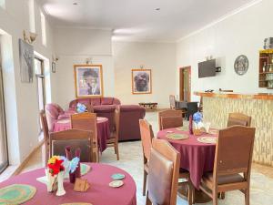 Restoran ili drugo mesto za obedovanje u objektu Sangana Lodge