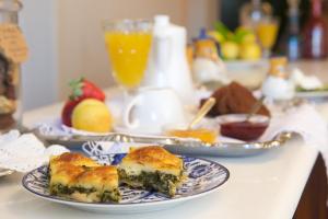 stół z dwoma talerzami jedzenia w obiekcie Agnantia Bed & Breakfast w mieście Fiskardo