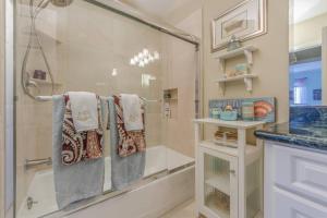 Un baño con ducha y toallero. en Incredible Los Angeles Beach Home with Amazing Ocean Views, en Los Ángeles 62 fotos más