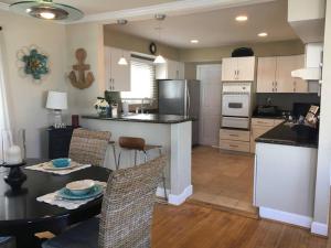 Una cocina con una mesa y sillas en una cocina. en Incredible Los Angeles Beach Home with Amazing Ocean Views, en Los Ángeles