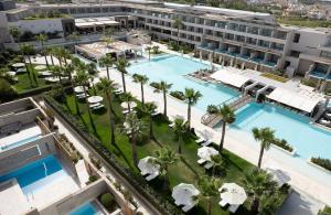 Bazén v ubytovaní Avra Imperial Hotel alebo v jeho blízkosti