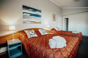 una camera d'albergo con due letti e asciugamani di Seasons Hotel Newman a Newman