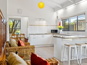 een keuken met witte kasten en een aanrechtblad bij Maybloom in Rye