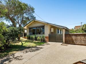 een huis met een hek en een oprit bij Maybloom in Rye