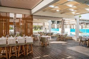 Reštaurácia alebo iné gastronomické zariadenie v ubytovaní Avra Imperial Hotel