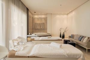 Posteľ alebo postele v izbe v ubytovaní Avra Imperial Hotel