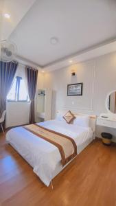 Postel nebo postele na pokoji v ubytování Minh Quan Hotel