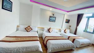 Postel nebo postele na pokoji v ubytování Minh Quan Hotel