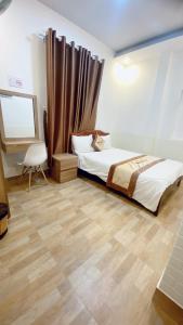Postel nebo postele na pokoji v ubytování Minh Quan Hotel