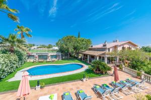 - une vue aérienne sur une maison avec piscine et pelouse dans l'établissement Villa Marjals 16, à Muro
