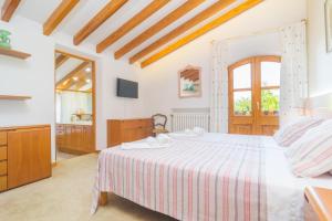 sypialnia z dużym łóżkiem i łazienką w obiekcie Villa Marjals 16 w mieście Muro +37 zdjęć