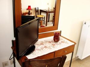 un monitor per computer seduto su una scrivania con specchio di Remenata a Lixouri