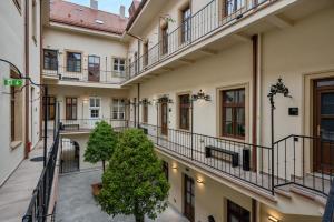 un edificio de apartamentos con balcones y un patio en Palace Apartments en Bratislava