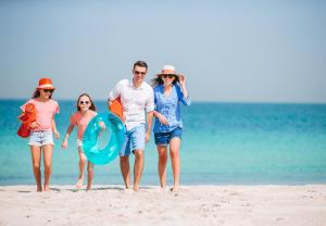 un grupo de personas caminando por la playa en Villa Paglianiti - Your FAMILY Residence!, en Briatico