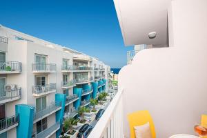 - Balcón con vistas a un edificio de apartamentos en Atlantis Holiday Suites en Marsalforn