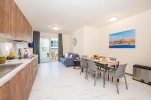 Kuchyň nebo kuchyňský kout v ubytování Atlantis Holiday Suites