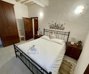 a bedroom with a large white bed in a room at Affitta Camere Thomas' in Bagni di Lucca