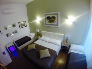 Habitación pequeña con 2 camas y sofá en Tre R Colosseo, en Roma 47 fotos más