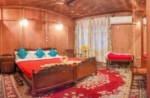 Ein Bett oder Betten in einem Zimmer der Unterkunft Dal Lake Heritage Houseboat New Manila