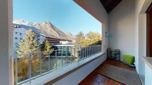 balcón con vistas a la montaña en Beautiful 2 bedrooms apartment, perfectly located in Saillon, en Saillon