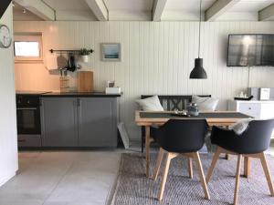 een keuken en eetkamer met een tafel en stoelen bij Luft Pur Ort in Kappeln