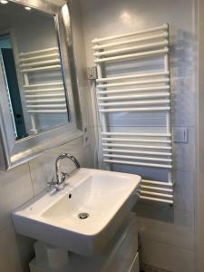 een witte badkamer met een wastafel en een spiegel bij Luft Pur Ort in Kappeln