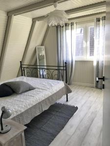 een slaapkamer met een bed en een groot raam bij Luft Pur Ort in Kappeln