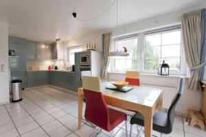 a kitchen and dining room with a table and chairs at Pamir in Boren