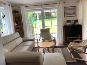 a living room with a couch and chairs and a television at Penaten in Boren