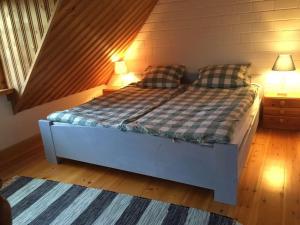 a bedroom with a bed with two lamps on it at Schlei-Garten in Ulsnis