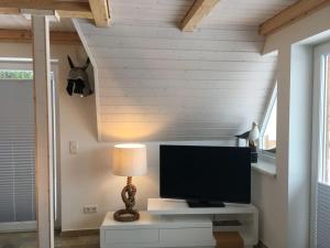 ein Fernseher, der auf einem Tisch in einem Zimmer steht in der Unterkunft Weitblick in Brodersby