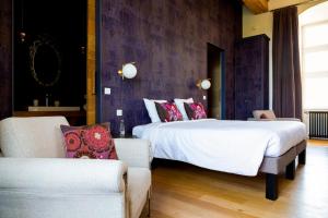 AnthenayにあるFerme du Châteauのベッド2台と椅子2脚があるホテルの部屋