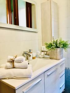 y baño con lavabo, toallas y espejo. en Ca' Ormesini Lovely Apartment, en Venecia