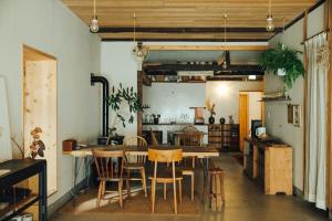 uma sala de jantar com mesa e cadeiras em Hostel Saruya em Fujiyoshida