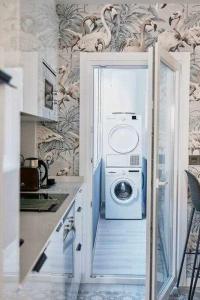 a kitchen with a washing machine in a doorway at Apartamento alameda in Pontevedra