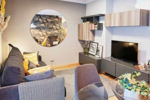 a living room with a couch and a television at Apartamento Mariscal in Pontevedra