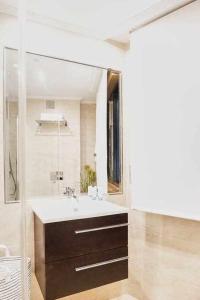 a bathroom with a sink and a large mirror at Apartamento Mariscal in Pontevedra