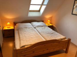 una camera con un letto con due lampade su due tavoli di Birkenstr_17 A OG a Zingst