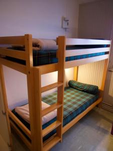a bunk bed room with two bunk beds at Auberge de jeunesse de Concarneau in Concarneau