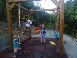 eine Gruppe von Kindern, die auf einem Spielplatz spielen in der Unterkunft Domki nad Stawami in Ujanowice