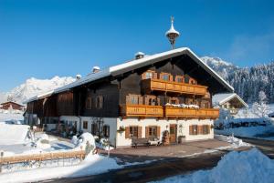 een chalet in de bergen in de sneeuw bij Das Glaagut - Familie Hain in Hochfilzen