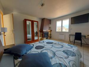 um quarto com uma cama grande num quarto em Entre lac et montagne, proche centre de St Jorioz, spacieux et confortable appartement avec grande terrasse em Saint-Jorioz