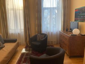 Televízia a/alebo spoločenská miestnosť v ubytovaní Charmantes Wiener Jugendstilhaus kostenloses WLAN