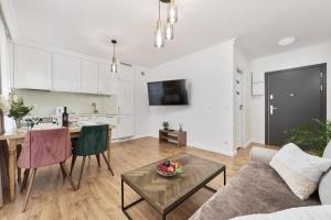 Kuchyňa alebo kuchynka v ubytovaní Apartments Dmowskiego Kępa Mieszczańska by Noclegi Renters + 23 fotografií