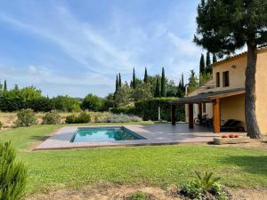 podwórko z basenem i domem w obiekcie Mediterranean Paradise with private pool w mieście Peratallada