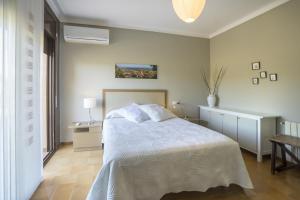 Ένα ή περισσότερα κρεβάτια σε δωμάτιο στο Mediterranean Paradise with private pool