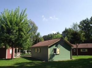 een klein huis in een tuin met een boom bij Chalet edelweiss 35 in Mélisey